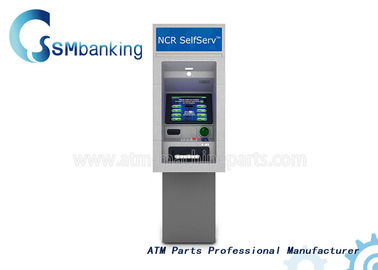A máquina do ATM parte o anteparo Thround do NCR SelfServ 6626 a máquina do NCR da parede