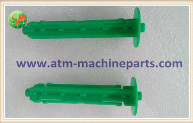 O NCR verde ATM parte do carretel TÉCNICO do abastecimento do papel da impressora do NCR 998-0879489 a impressora térmica do recibo